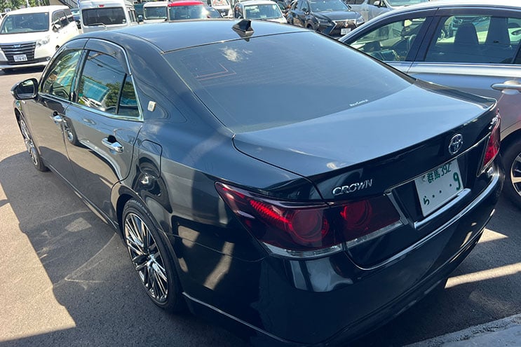 
								Toyota Crown Hybrid Athlete Black Style completo									