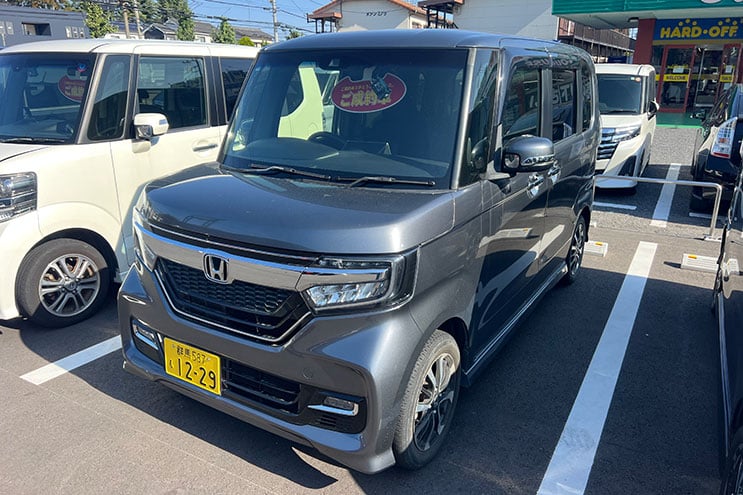 
								Honda N-Box Custom completo									