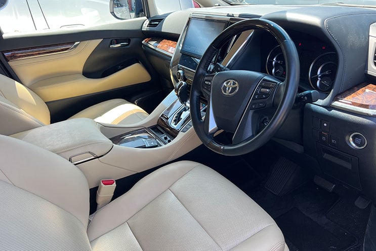 
								Toyota Vellfire 2.5 V completo									