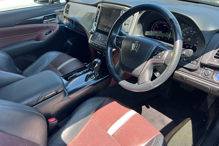 
								Toyota Crown Hybrid Athlete Black Style completo									