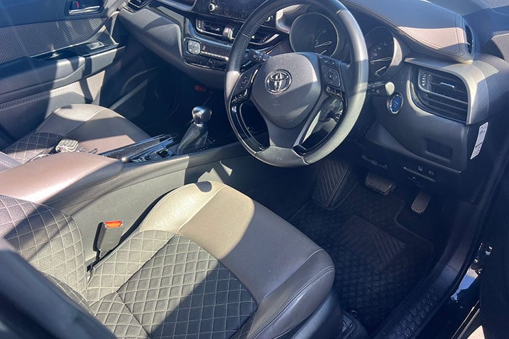 
								Toyota C-HR G completo									