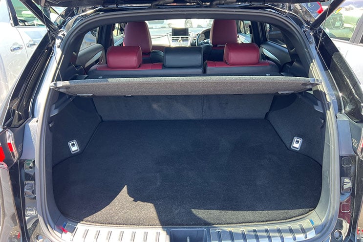 
								Lexus NX300H F Sport completo									