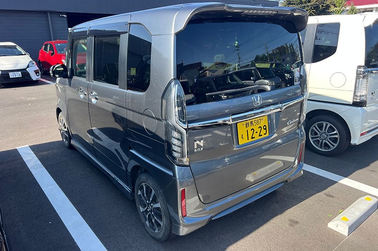 
								Honda N-Box Custom completo									