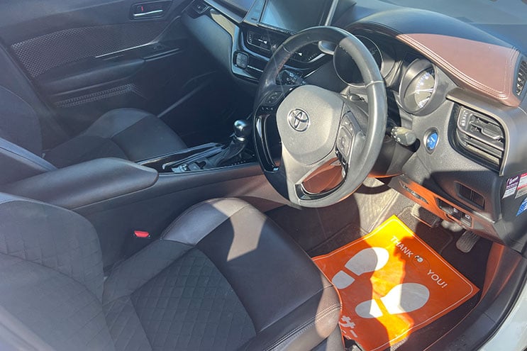 
								Toyota C-HR G completo									