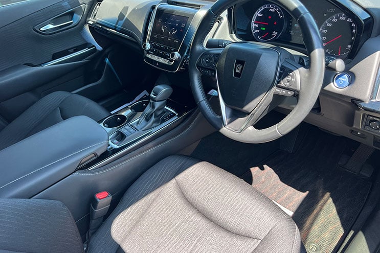 
								Toyota Crown Hybrid S C Package completo									