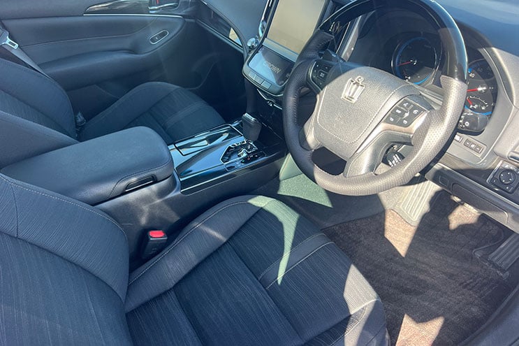 
								Toyota Crown Athlete Híbrido completo									