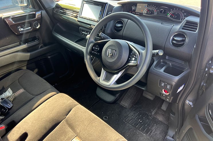 
								Honda N-Box Custom completo									