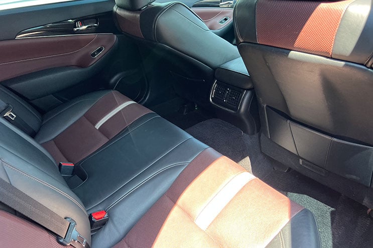 
								Toyota Crown Hybrid Athlete Black Style completo									