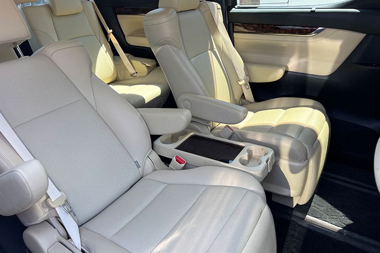 
								Toyota Vellfire 2.5 V completo									