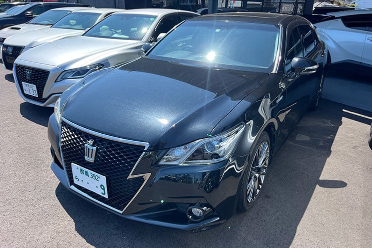 
								Toyota Crown Hybrid Athlete Black Style completo									