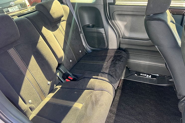 
								Honda N-Box Custom completo									