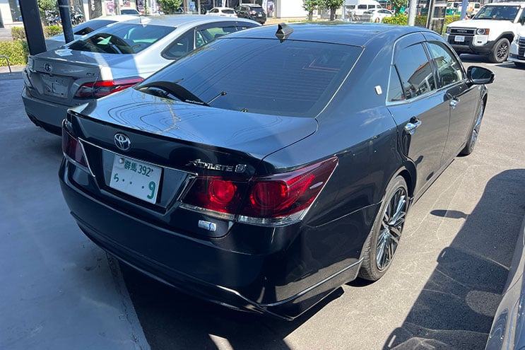 
								Toyota Crown Hybrid Athlete Black Style completo									